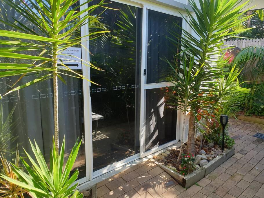 Pet Friendly & Spacious Two Bedroom Guest Unit Caloundra Exterior foto